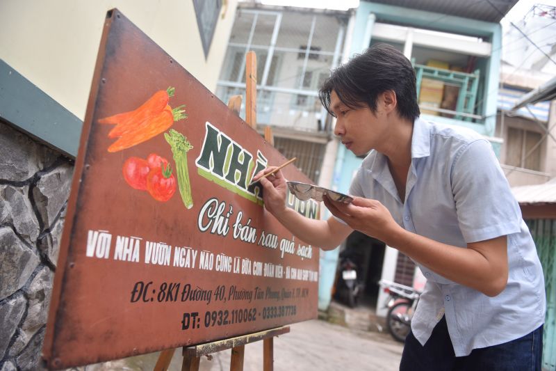 野菜店の看板の細部を仕上げる　ⓒ TuoiTre